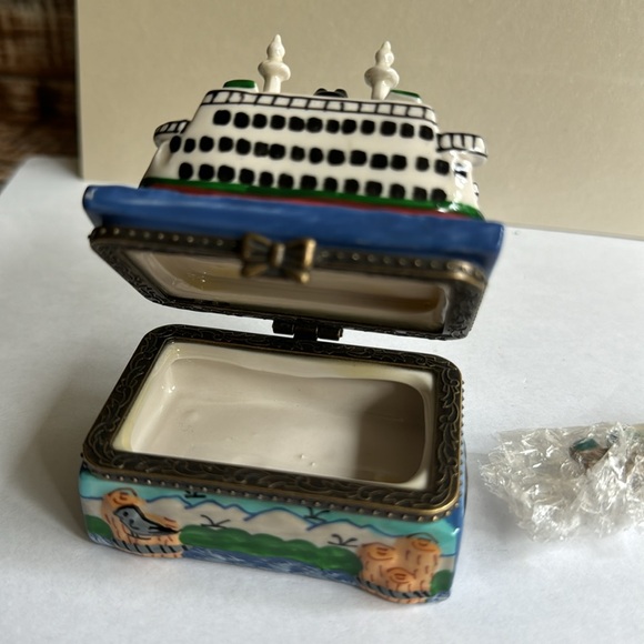 Seattle hinged trinket box with treasure . - Picture 4 of 5